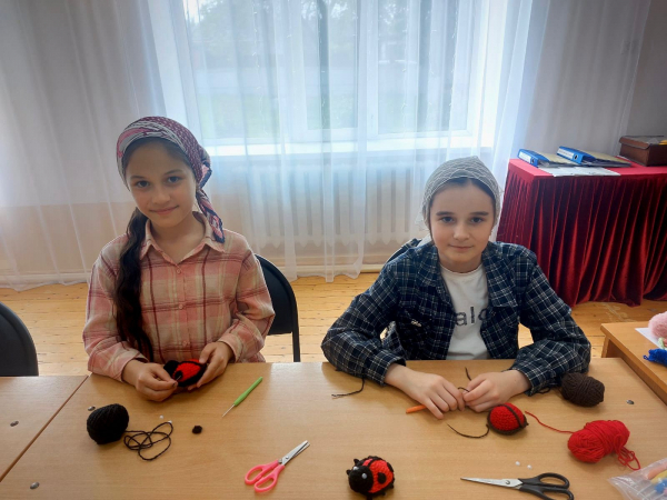 На занятии объединения "Вязание крючком"