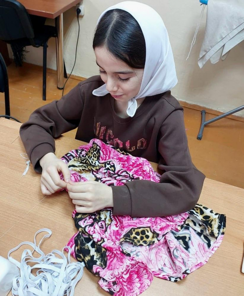 На занятии объединения "Кройка и шитьё"