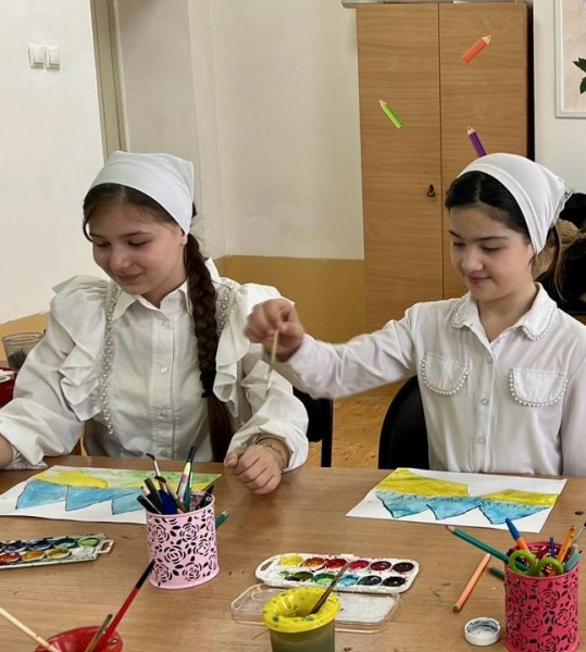 На занятии объединения "Акварель", тема урока "Горный пейзаж"